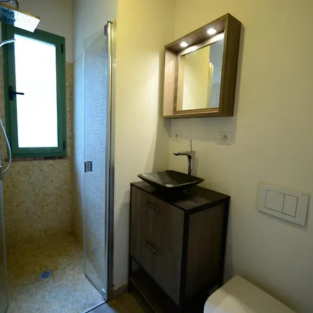 Rustic Charm, Modern Comfort בית נופש