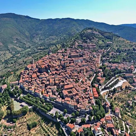 Rustic Charm, Modern Comfort Ferienhaus Cortona